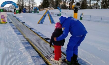 Bimbi sulla neve: imparare a sciare allena il coraggio