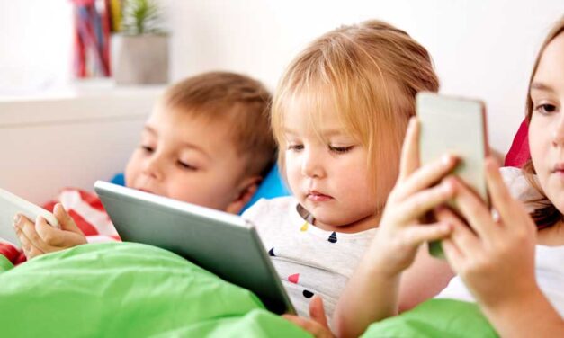 Oms: meno tempo davanti agli schermi per i bambini. Divieto totale prima dei due anni