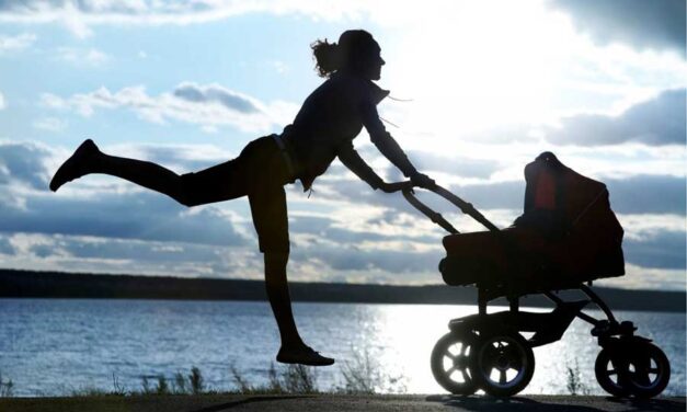 A lezione con la mamma: ginnastica con il passeggino
